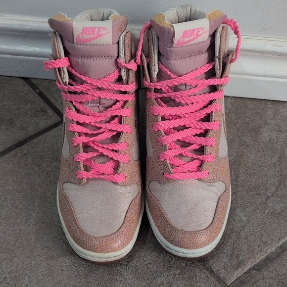 Nike Women's Sneakers in Pink and Tan shimmering 8.5 Like new - Picture 2 of 4